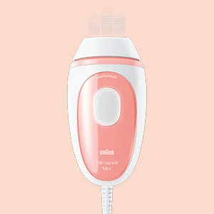 Braun Silk-expert Mini Haarentfernungsgerät, Nahaufnahme des Geräts mit Fokus auf die kompakte Größe.