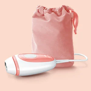 Braun IPL Haarentfernungsgerät mit passendem rosa Aufbewahrungsbeutel.