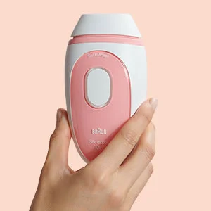 Braun Silk-Expert Mini 1 IPL Haarentfernungsgerät, gehalten in der Hand, zur dauerhaften Haarentfernung.