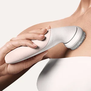 Braun Reinigungsbürste im Einsatz auf der Haut, um die sanfte Reinigung und das Peeling zu demonstrieren.