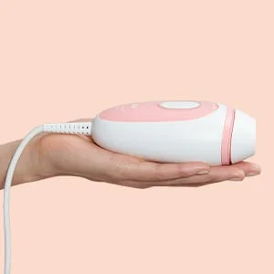 Braun IPL Haarentfernungsgerät in einer Hand gehalten, um die kompakte Größe zu demonstrieren.