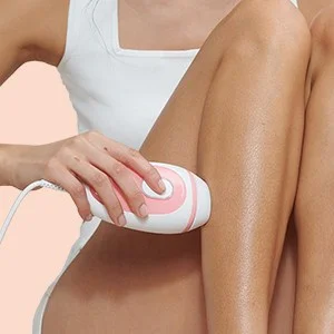 Braun IPL Haarentfernungssystem wird an einem Bein verwendet, um glatte Haut zu demonstrieren.