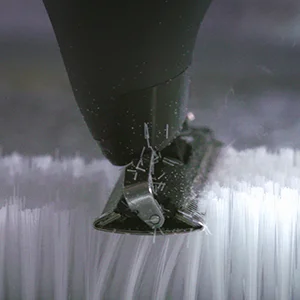 Braun Trimmerkopf im Einsatz, der Haare präzise schneidet.