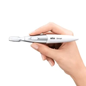 Braun Silk-épil Präzisionstrimmer in einer Hand gehalten, um die einfache Handhabung und das schlanke Design zu zeigen.