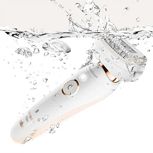Braun Epilierer unter Wasser, der die wasserdichte Funktion und die einfache Reinigung demonstriert.