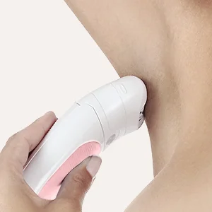 Braun Epilierer im Einsatz unter dem Arm, demonstriert die Haarentfernung für glatte Haut.