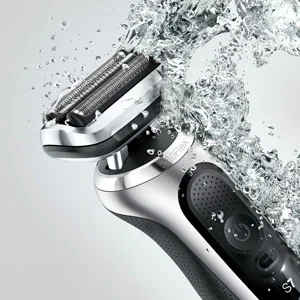 Braun Rasierer Series 7 wird unter fließendem Wasser gereinigt, um die einfache Reinigung und Hygiene hervorzuheben.
