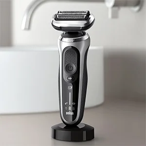 Braun Series 7 Rasierer auf seiner Ladestation, bereit für die nächste Rasur.