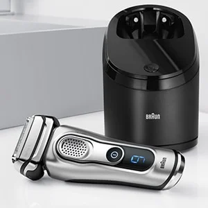 Braun Rasierer mit Reinigungsstation, liegend auf einer weißen Oberfläche.