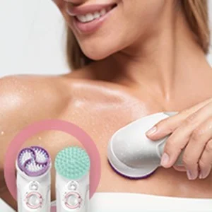 Braun Gesichtsbürste im Einsatz auf der Haut, mit einem hervorgehobenen Bild der verschiedenen Bürstenköpfe.