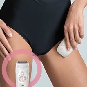 Epilieren der Bikinizone mit einem Braun Epilierer, wobei das Produkt im Vordergrund durch einen rosa Kreis hervorgehoben wird.
