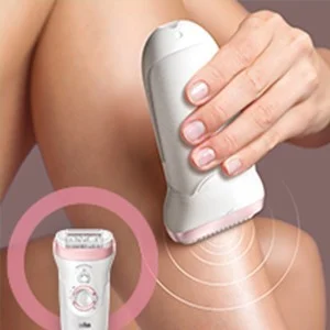 Braun Epilierer im Einsatz auf einem Bein, mit einem hervorgehobenen Bereich, der die sanfte Anwendung demonstriert.