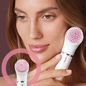 Braun eine Frau hält die Reinigungsbürste in der Hand hervorgehoben durch einen Kreis um den Bürstenkopf.