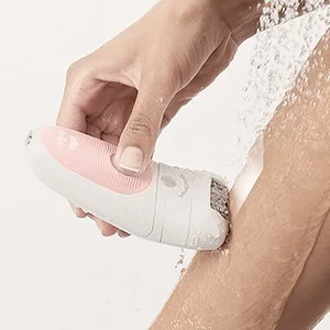 Braun Epilierer wird unter fließendem Wasser auf der Haut verwendet.