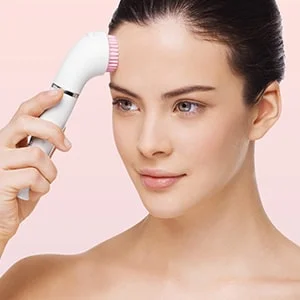 Braun Gesichtsbürste im Einsatz, die sanfte Reinigung und das Peeling für eine strahlende Haut demonstriert.