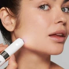 Braun Gerät wird auf das Gesicht einer Frau angewendet.