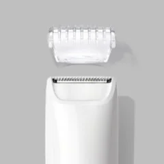 Braun Präzisionstrimmer mit aufgesetztem Schutzkamm für präzises Trimmen.