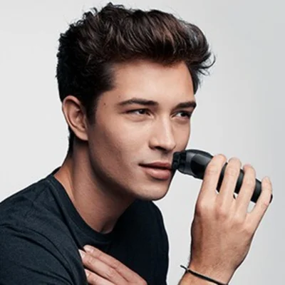 Braun Rasierer im Einsatz, ein Mann rasiert sich den Bart.