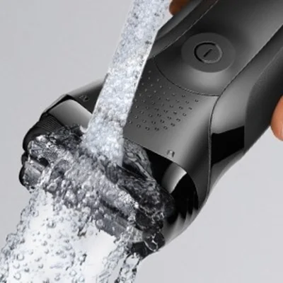 Braun Rasierer unter fließendem Wasser, um die einfache Reinigung zu demonstrieren.