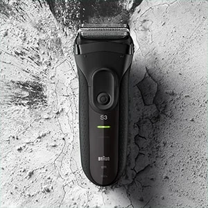 Braun Rasierer der Serie S3, dargestellt vor einem Hintergrund, der die sanfte Rasur hervorheben soll.