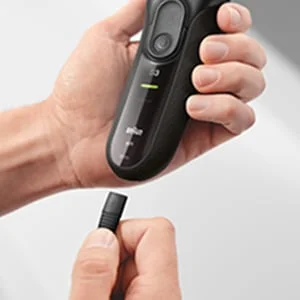 Braun Rasierer wird mit einem Präzisionstrimmer-Aufsatz gezeigt, der in der Hand gehalten wird.