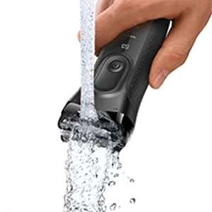 Braun Rasierer wird unter fließendem Wasser gereinigt, um die einfache Reinigung und Hygiene hervorzuheben.
