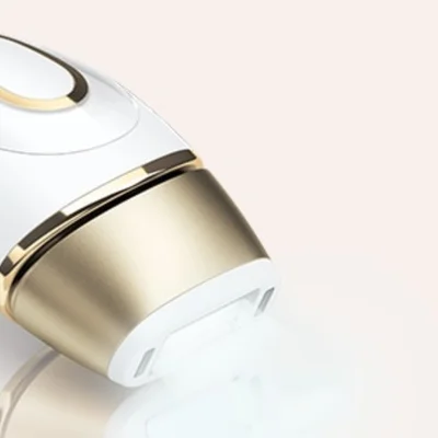 Braun IPL-Haarentfernungsgerät, Nahaufnahme, das Licht aus dem Behandlungsfenster zeigt.