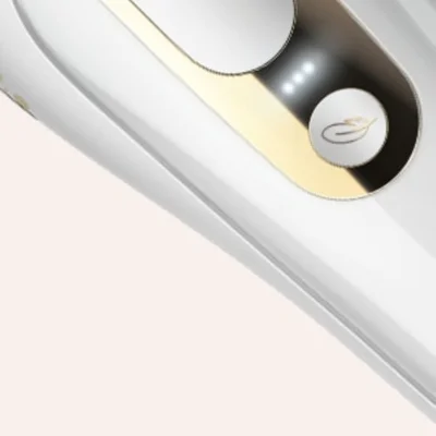 Braun Gerät mit goldenen Akzenten und Bedienelementen.
