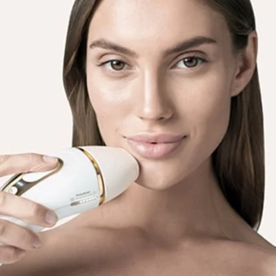 Braun IPL Haarentfernungsgerät im Einsatz, das an der Oberlippe einer Frau angewendet wird.