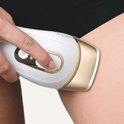 Braun IPL Haarentfernungsgerät in Anwendung auf der Haut, um die Haarentfernung zu demonstrieren.