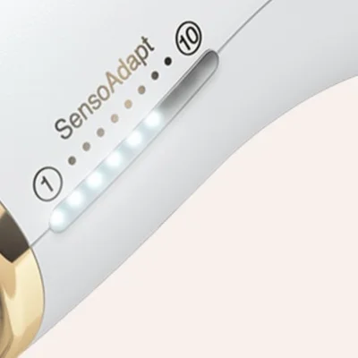 Braun Gerät mit SensoAdapt Technologie, das die Intensität des Lichts automatisch an den Hautton anpasst, von Stufe 1 bis 10.