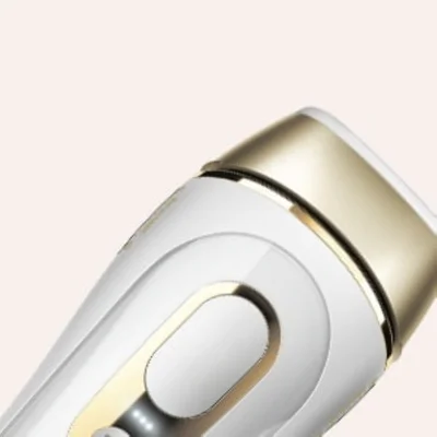 Braun IPL Haarentfernungsgerät, Nahaufnahme des Geräts mit goldenen Akzenten.