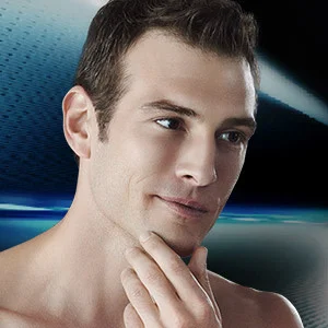 Braun Produkt: Ein Mann berührt sein glatt rasiertes Kinn und lächelt leicht.