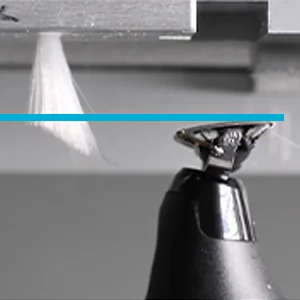 Braun Rasierer schneidet ein einzelnes Haar unterhalb einer blauen Linie, die die Hautoberfläche darstellt.