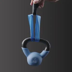 Braun Produkt, das einen blauen Kettlebell-Griff mit einem blauen Band hält.