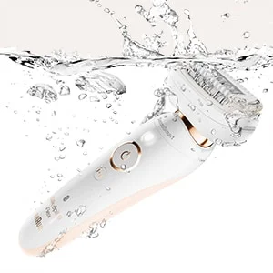 Braun Epilierer unter Wasser, der die Möglichkeit der Nass- und Trockenepilation demonstriert.