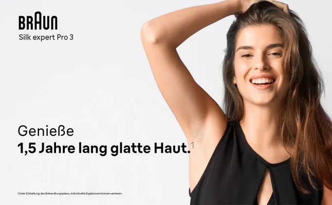 Lächelnde Frau neben Text über den Genuss langanhaltend glatter Haut.