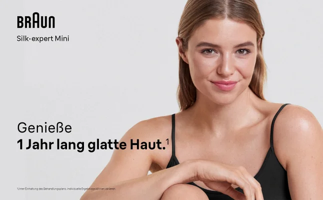 Lächelnde Frau neben Text über den Genuss langanhaltend glatter Haut.