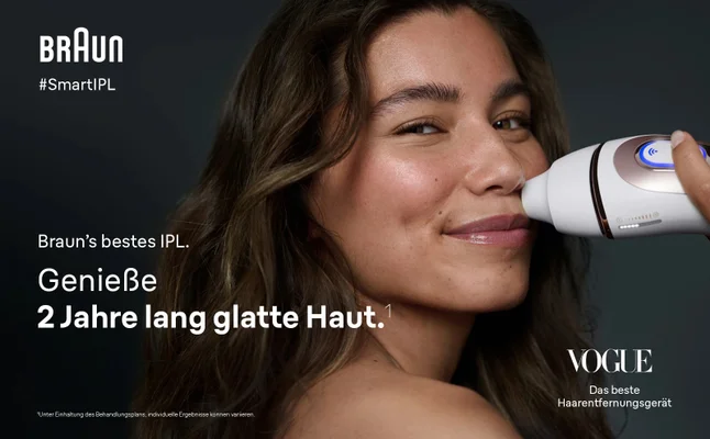 Lächelnde Frau verwendet das Braun Smart IPL auf ihrer Oberlippe für glatte Haut.