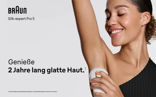 Lächelnde Frau verwendet den Braun Silk·expert Pro 5 für glatte Haut.