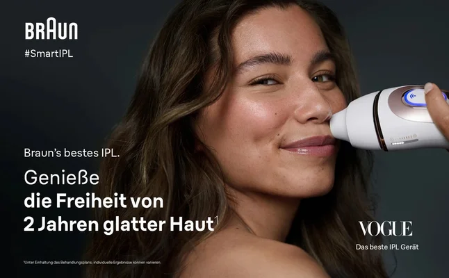Lächelnde Frau verwendet das Braun Smart IPL auf ihrer Oberlippe für glatte Haut.