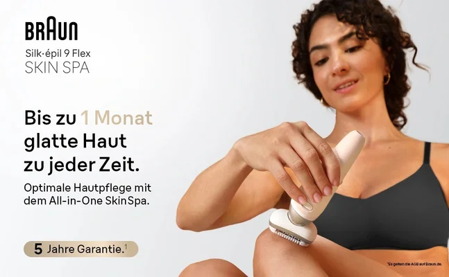 Eine Frau verwendet den Silk·épil 9 Flex SkinSpa an den Beinen für bis zu einen Monat glatte Haut.
