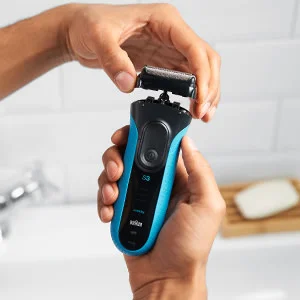 Braun Series 3 Rasierer, bei dem der Scherkopf gewechselt wird.