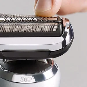 Braun Rasierer Scherkopf im Detail, der die flexible 360°-Anpassung an Gesichtskonturen demonstriert.