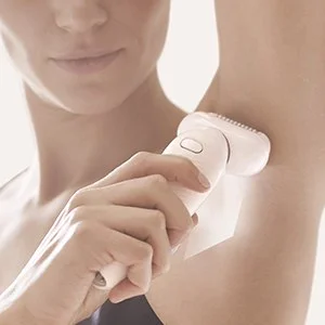 Braun Epilierer im Einsatz unter dem Arm, demonstriert sanfte Haarentfernung.