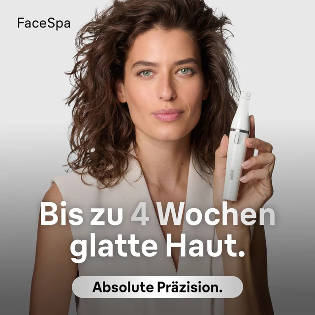 Person hält das FaceSpa Hautpflegegerät. Text: „Bis zu 4 Wochen glatte Haut. Absolute Präzision.