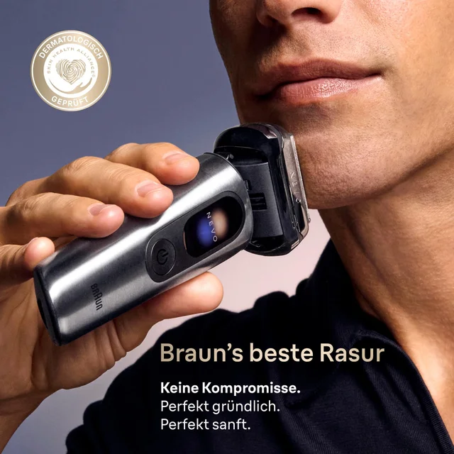 Ein Mann rasiert sein Kinn mit dem Braun NEVO Rasierer, das "dermatologisch getestet"-Label ist sichtbar.