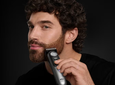 Mann rasiert sich den Bart.