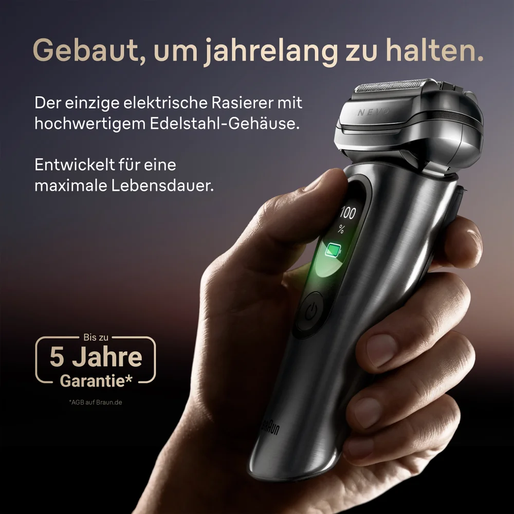 Hand hält den Braun NEVO Rasierer mit leuchtendem grünen Licht auf dem Display, das die Haltbarkeitseigenschaften zeigt.