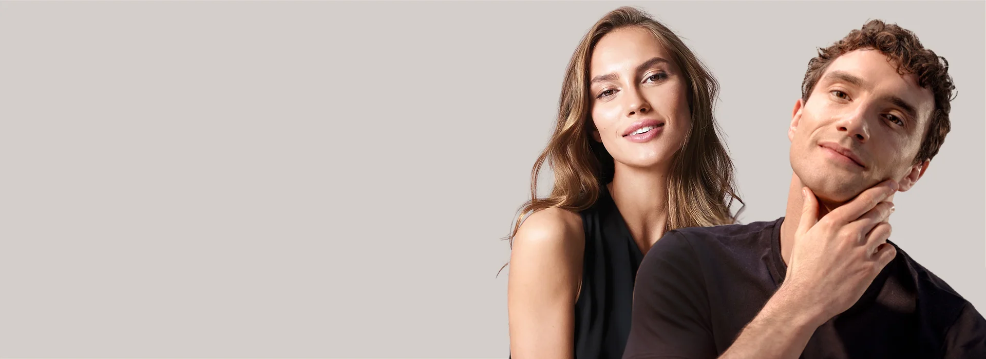 Frau steht neben einem Mann und beide schauen in dieselbe Richtung.